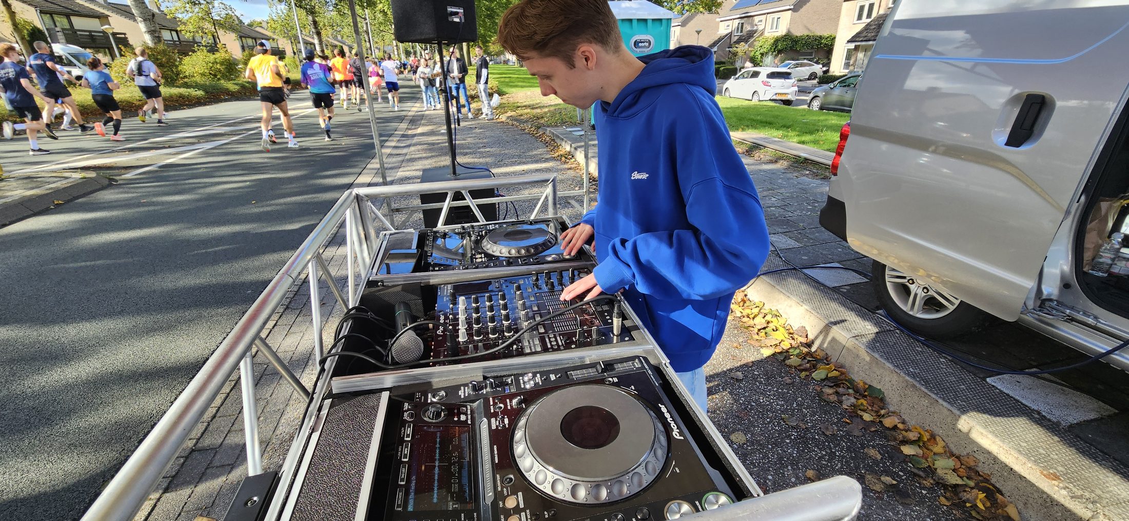 Deejay Christian achter de draaitafels
