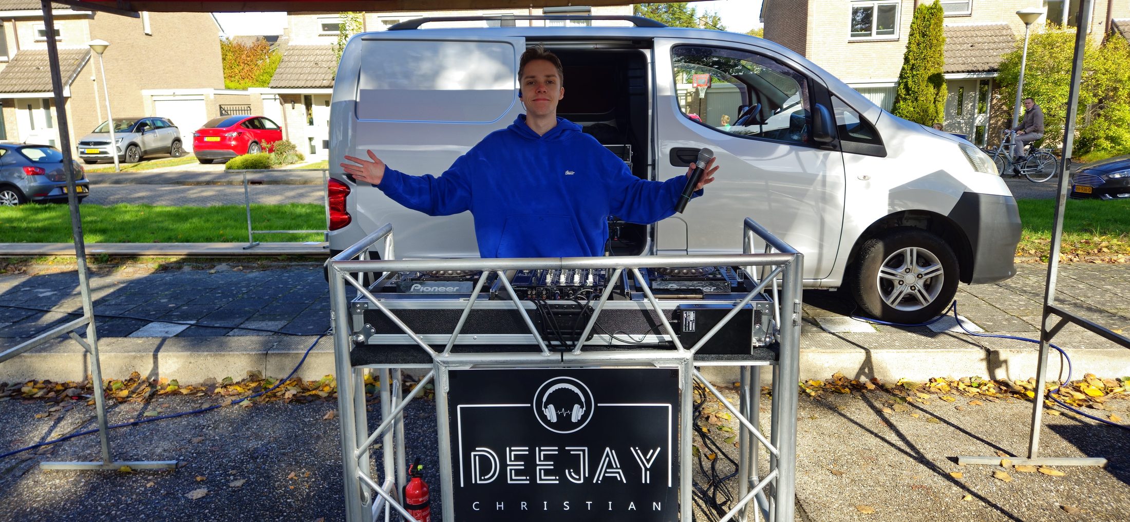 Deejay Christian aan het werk met laptop en controller